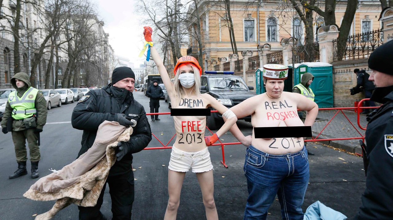 Активистки Femen в рамках «голого» протеста призвали отправить Порошенко на свалку истории