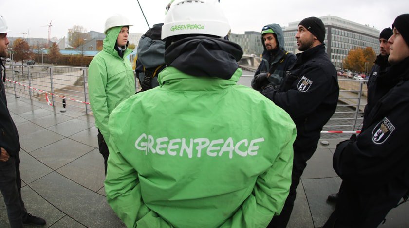 Несколько активистов Greenpeace пробрались на территорию АЭС на юго-востоке Франции