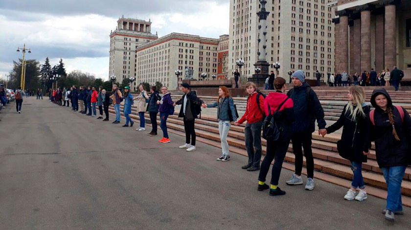 Студенты встали «живым щитом» перед входом в МГУ