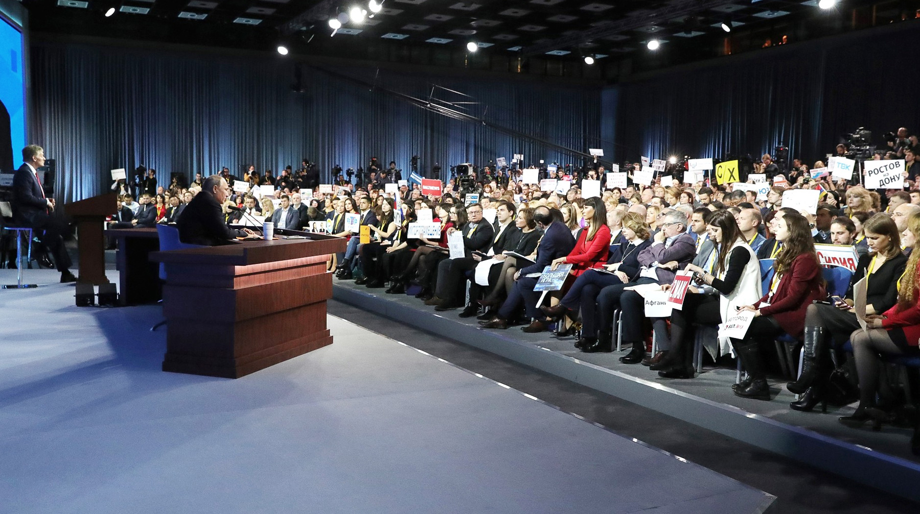 Президент поддержал идею обсуждения проблемы формирования национальных ориентиров на федеральном ТВ Фото: © kremlin.ru