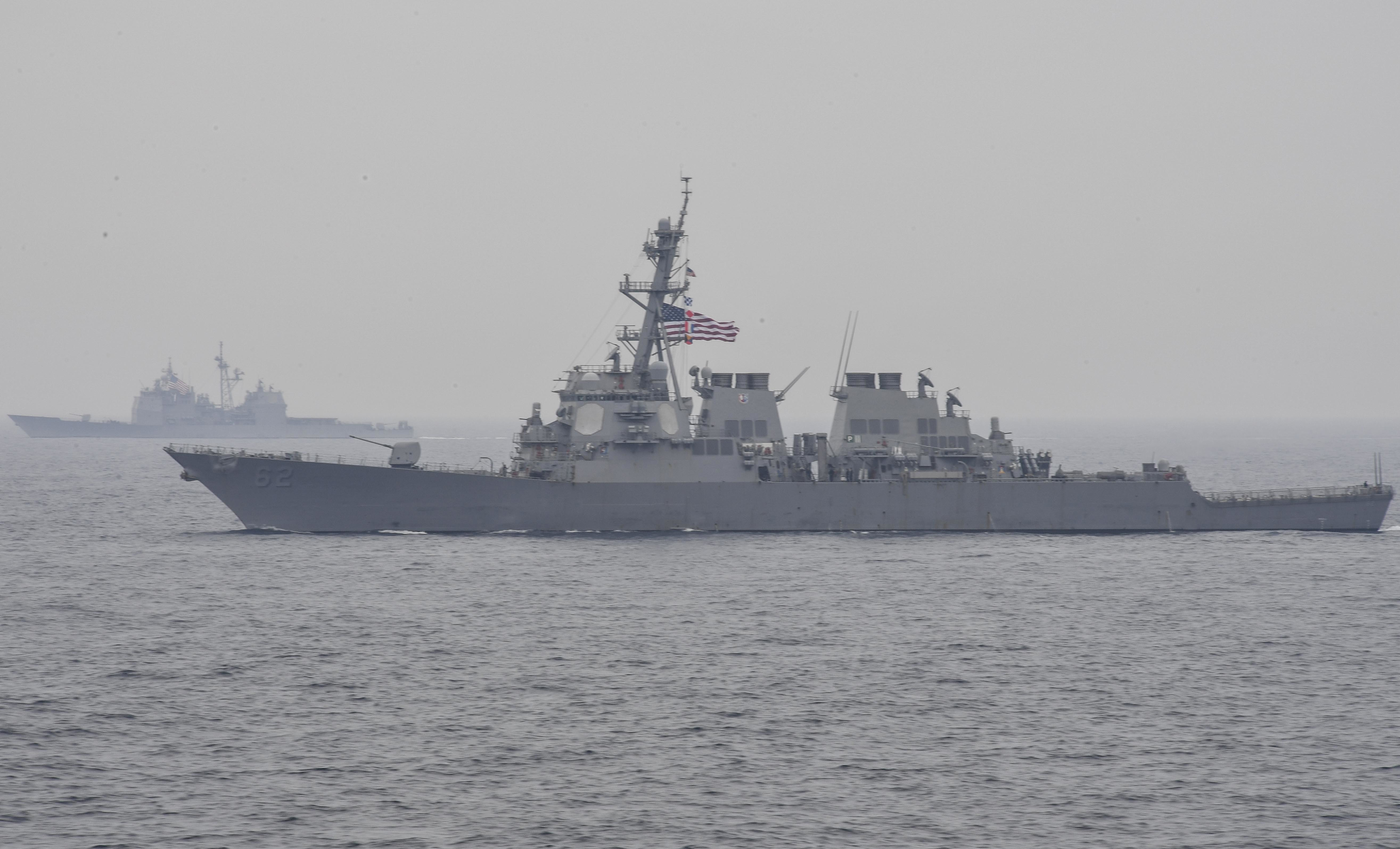 Семь членов экипажа американского корабля пропали без вести undefined