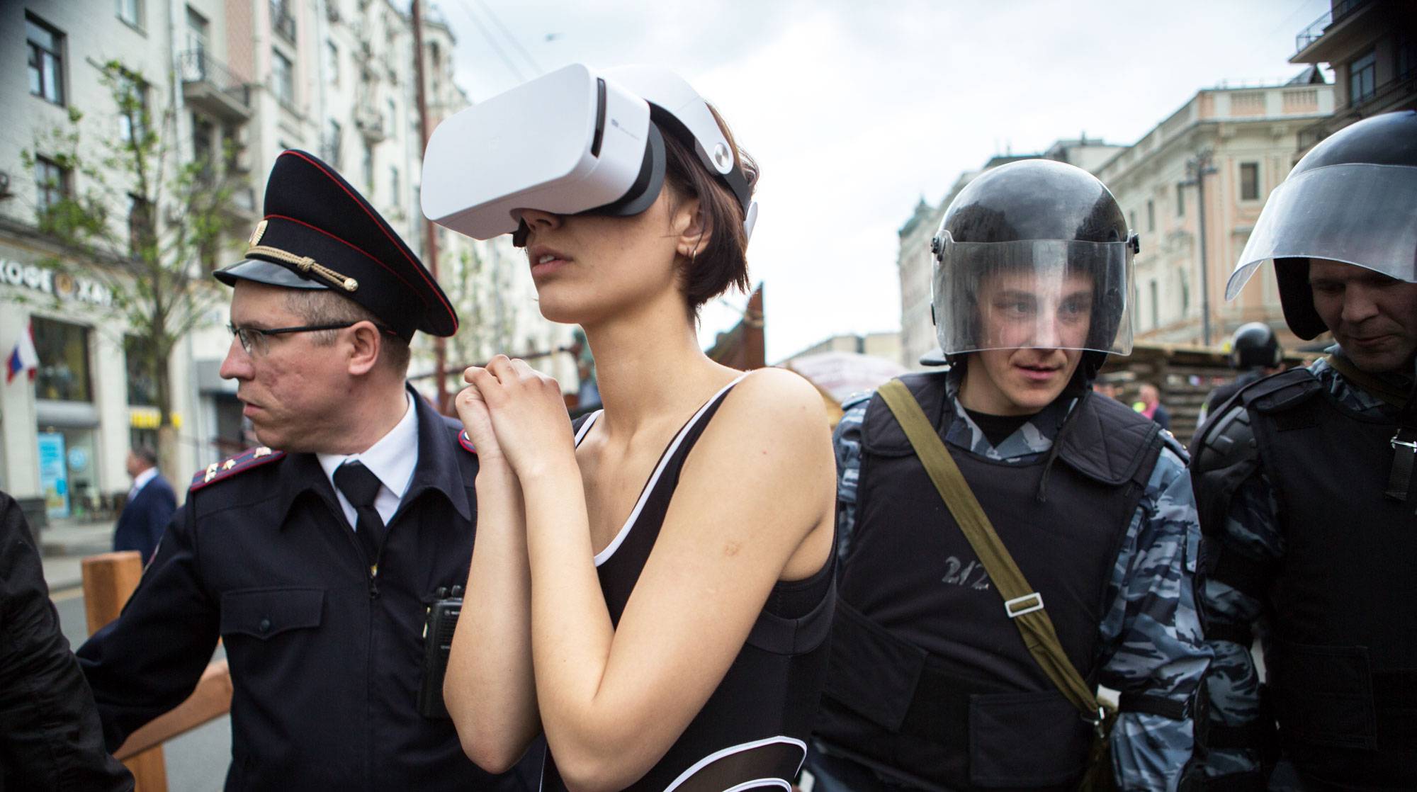Dailystorm - Задержанную художницу в VR-шлеме из ОВД увезли в психбольницу