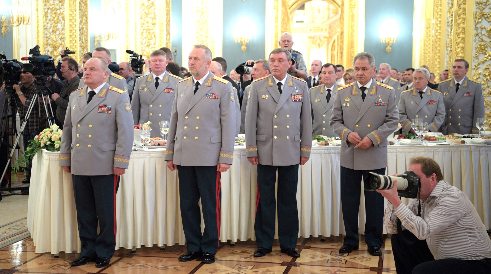 Daily Storm узнал, чем кормили офицеров на приеме у Владимира Путина undefined