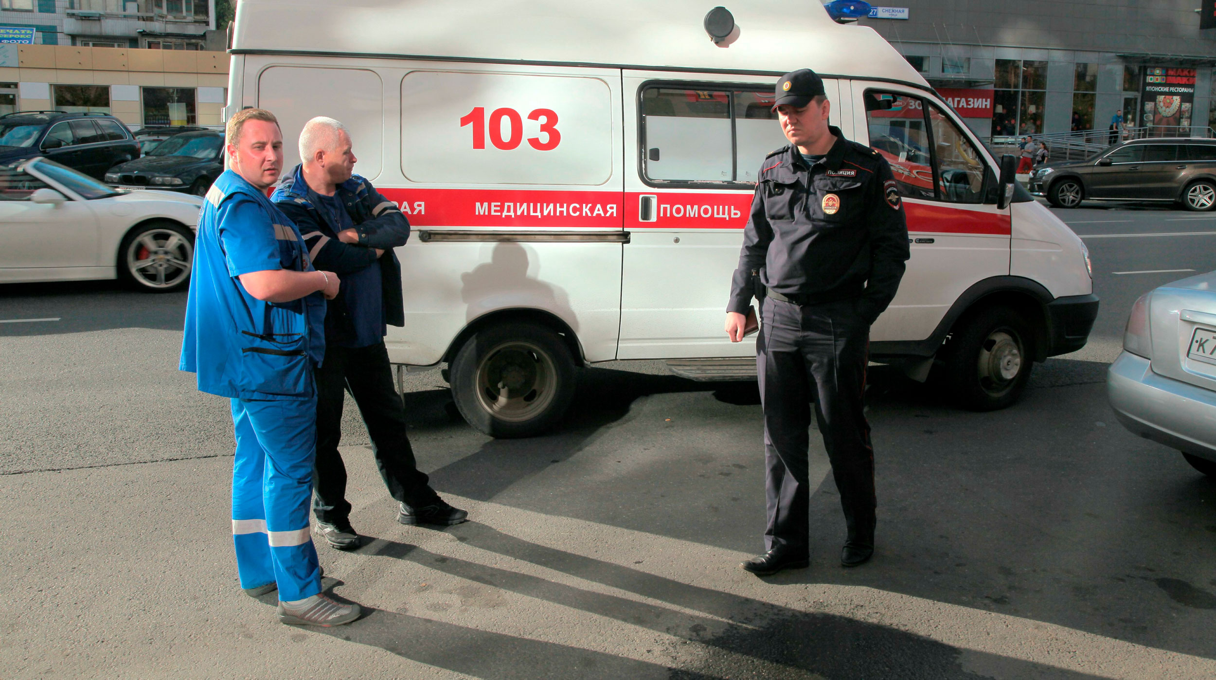 Фото полицейского в подъезде