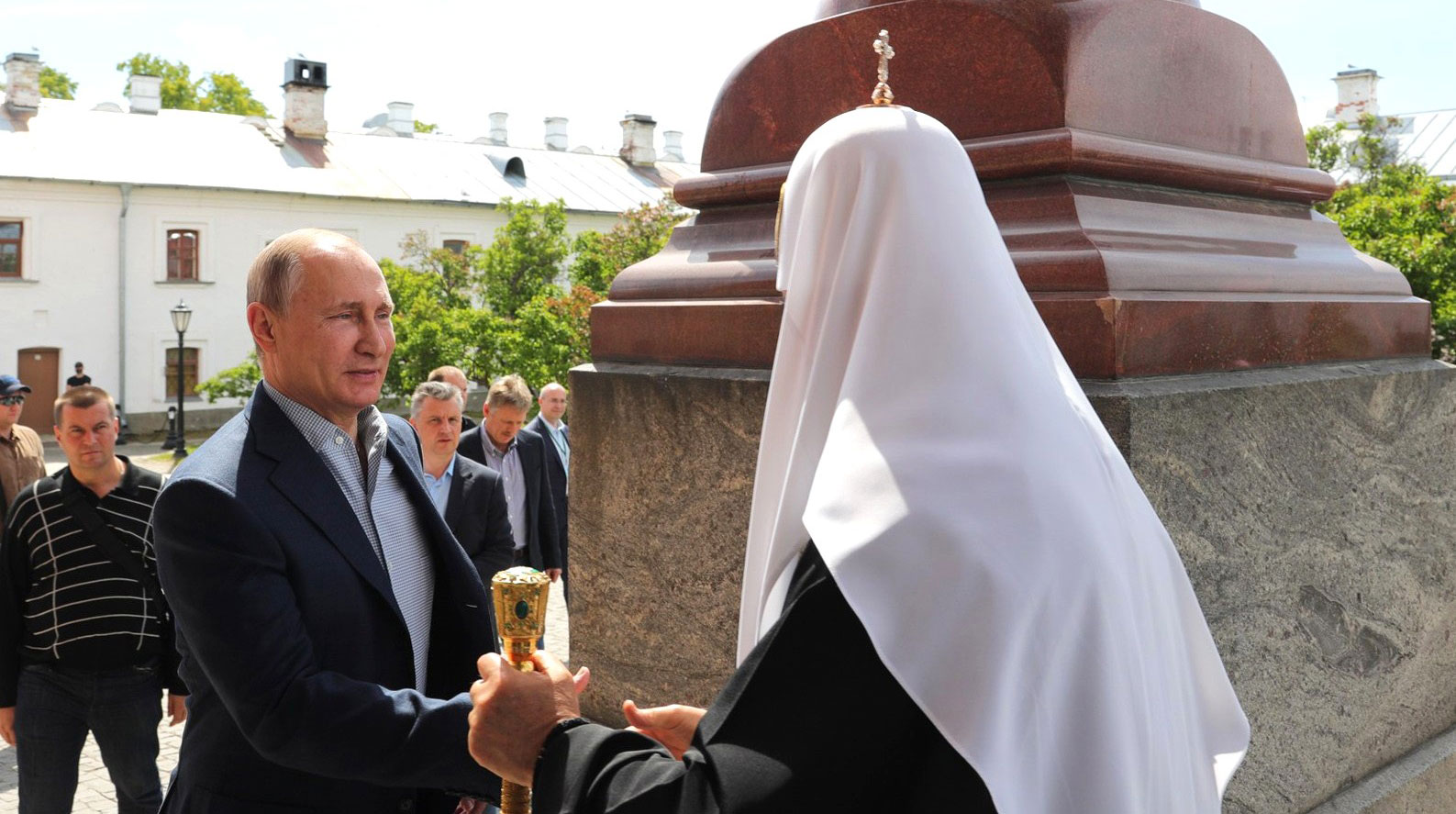 «Понятия не имею», — ответил пресс-секретарь президента на вопрос, кого Путин привез к Спасо-Преображенскому монастырю undefined