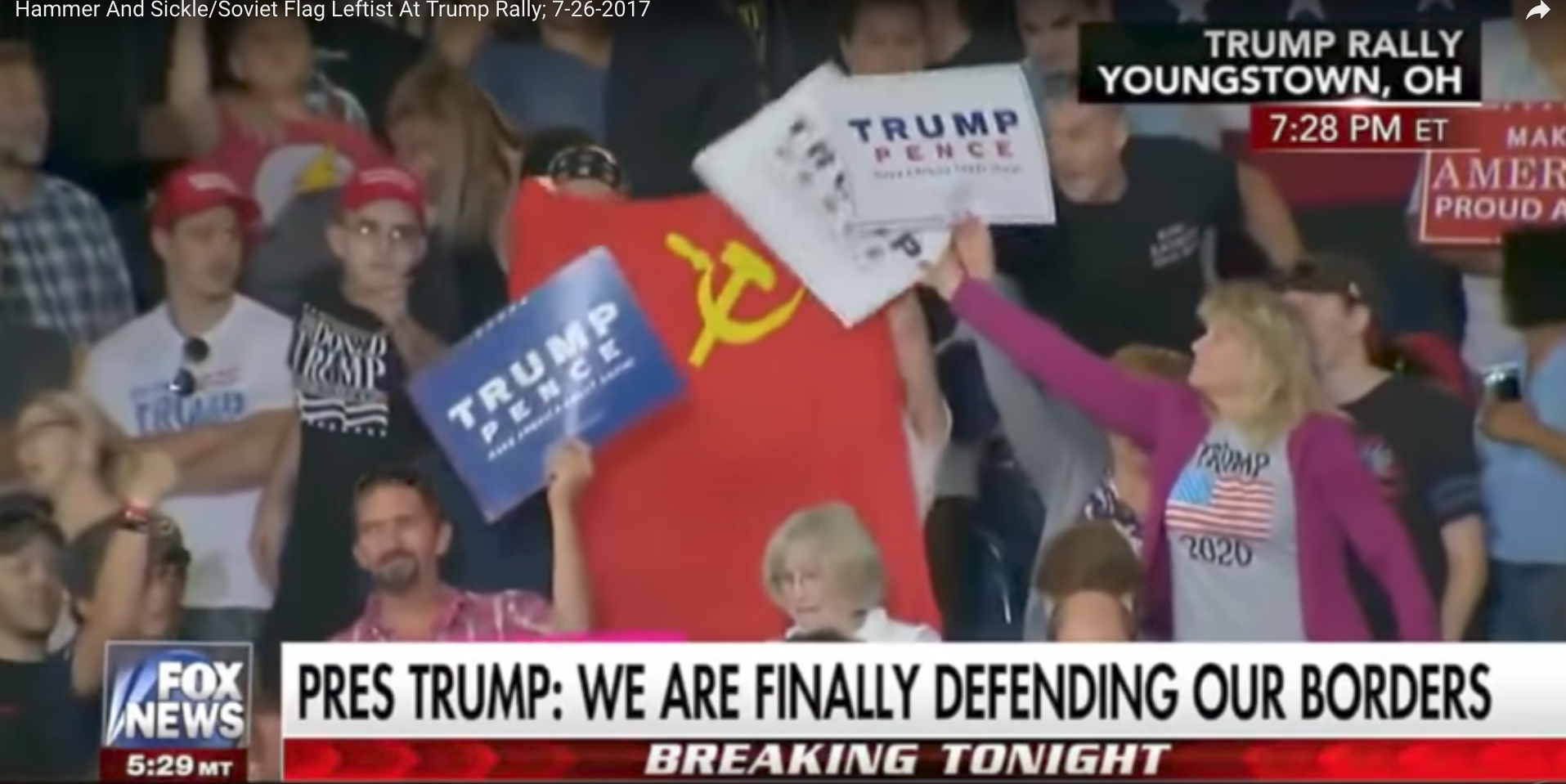 Плакат «Трамп и Пенс должны уйти» и флаг СССР появились на трибуне во время выступления американского лидера в Огайо undefined