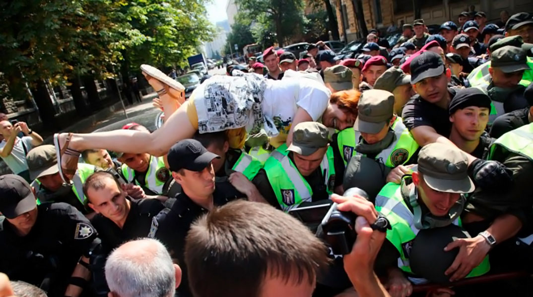 Сотня людей, собравшихся в центре Киева, начала потасовку с полицией undefined