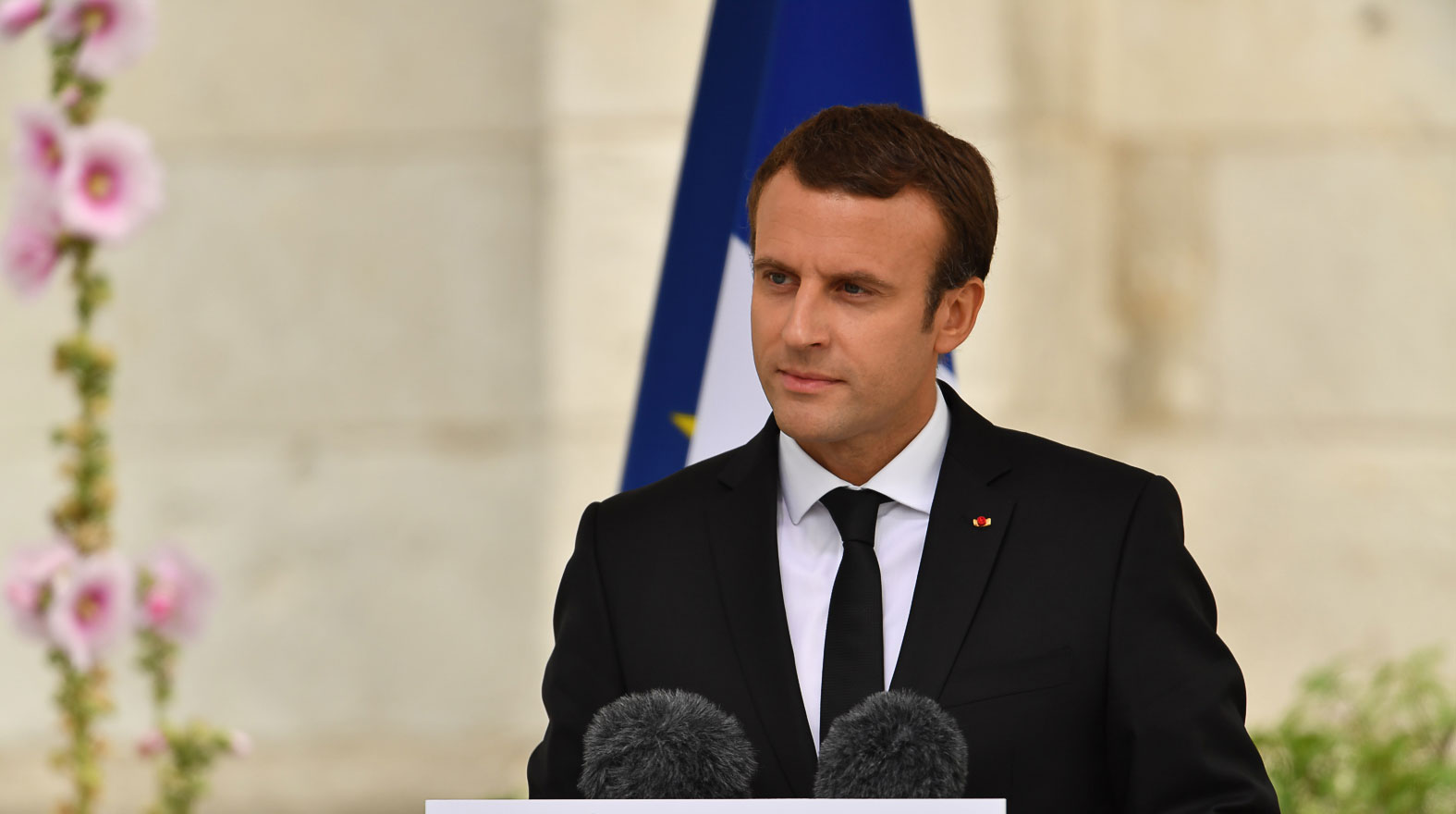 Шпионы пытались заразить компьютеры членов штаба кандидата в президенты Франции, используя ложные учетные записи в Facebook, сообщает агентство undefined