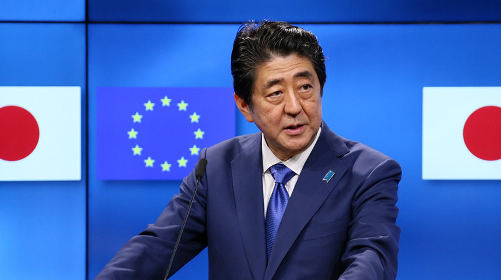 Премьер-министр Синдзо Абэ почти полностью изменит состав кабинета undefined