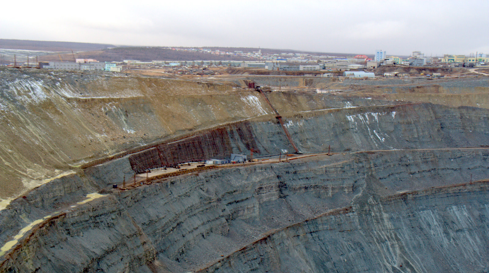 Спасатели продолжают поиски девяти горняков, судьба которых неизвестна после аварии на алмазном руднике «Мир» в Якутии undefined