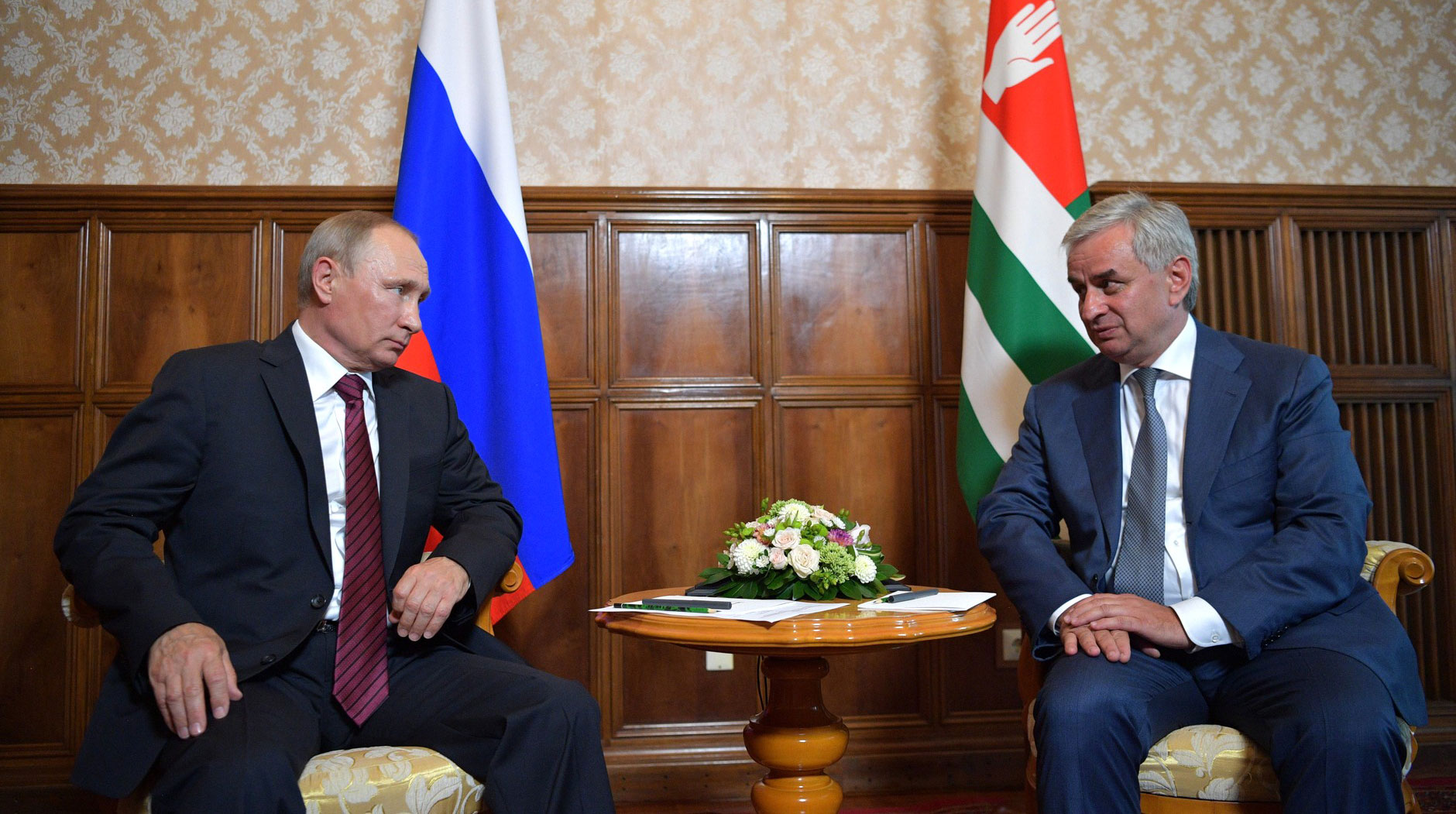«Мы гарантируем безопасность и самостоятельность Абхазии», – заявил президент России на встрече с Раулем Хаджимбой undefined