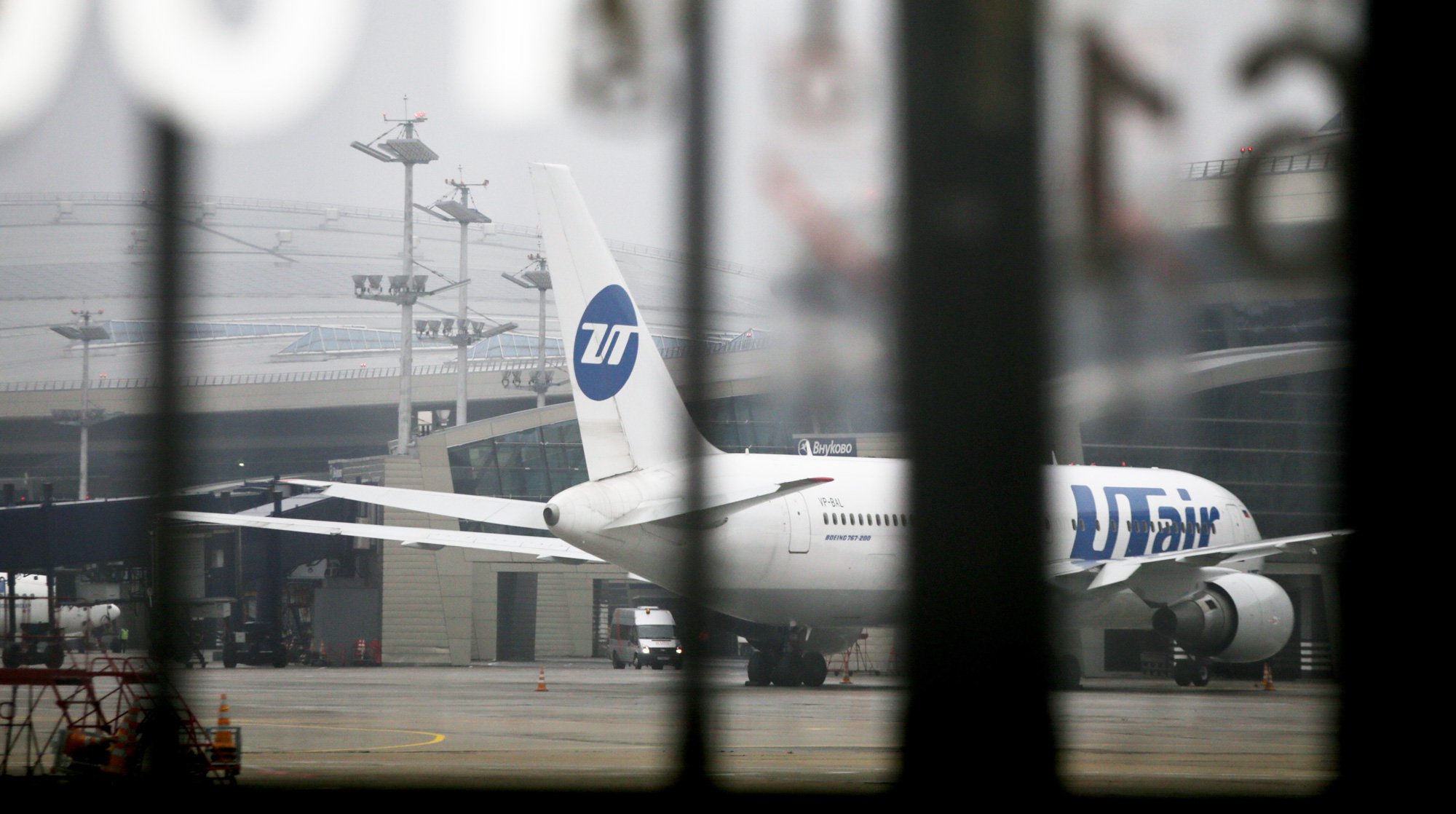 Dailystorm - Самолет врезался в ограждение VIP-терминала аэропорта Внуково
