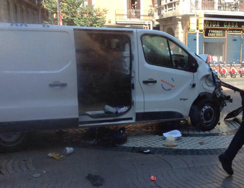 Вооруженные люди проникли в ресторан после наезда автофургона на пешеходов в центре испанского города undefined