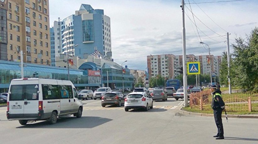Dailystorm - В центре Сургута мужчина в черном капюшоне устроил резню