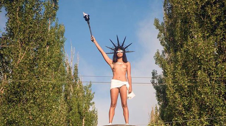 Dailystorm - В Киеве обнаженная активистка Femen выступила против Порошенко