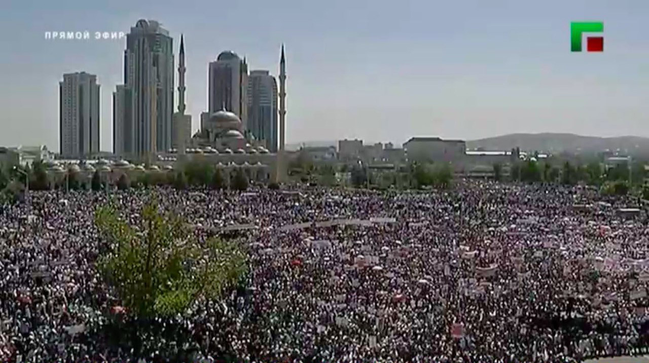 В столице Чечни тысячи людей вышли на центральную площадь, чтобы выразить сочувствие единоверцам из Мьянмы undefined