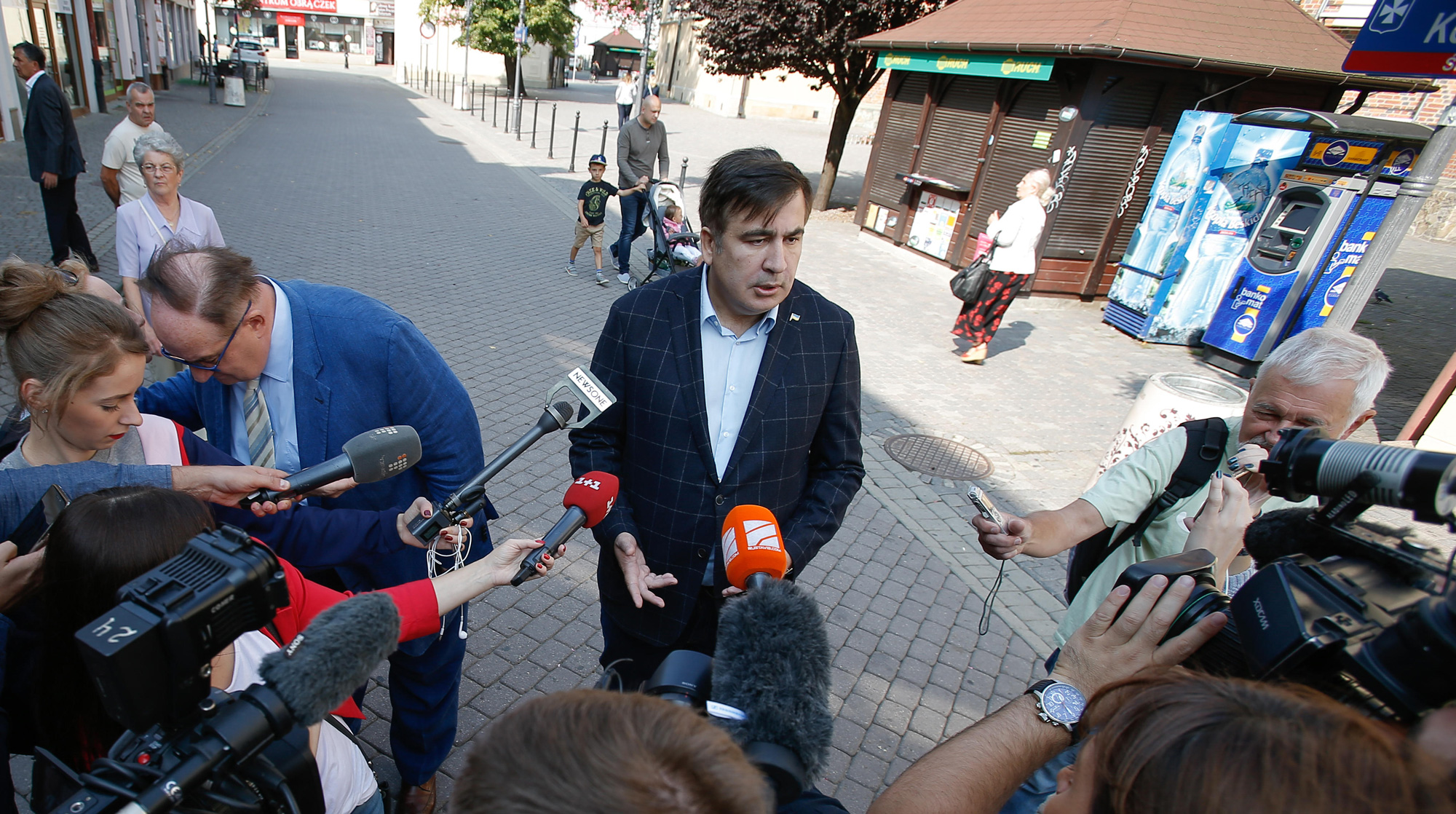 Прорвавшегося через границу Саакашвили встречали во Львове, как национального героя undefined