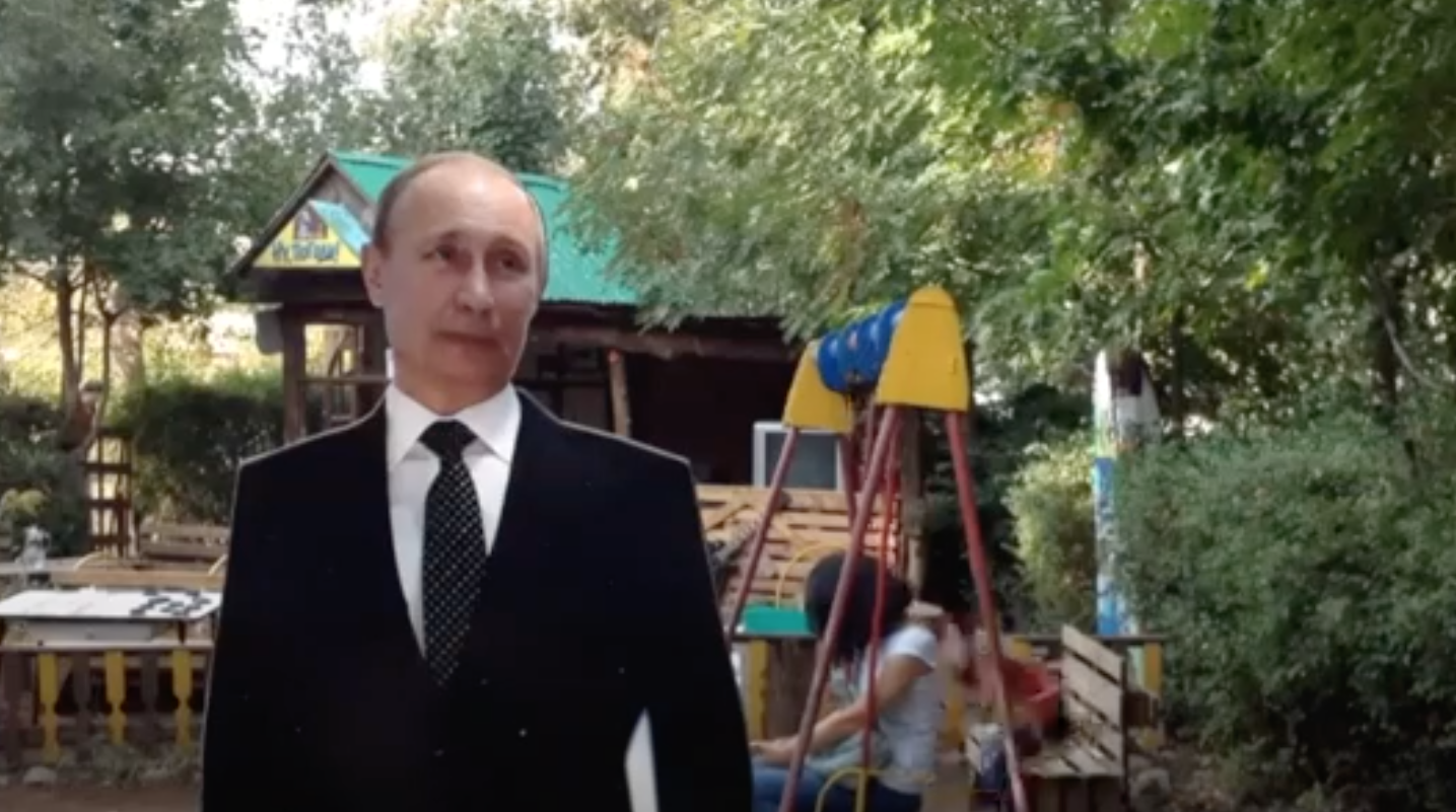 Раньше рядом с Владимиром Путиным стоял картонный Барак Обама, но местные жители обвинили его в падении драма и сломали его фигуру undefined