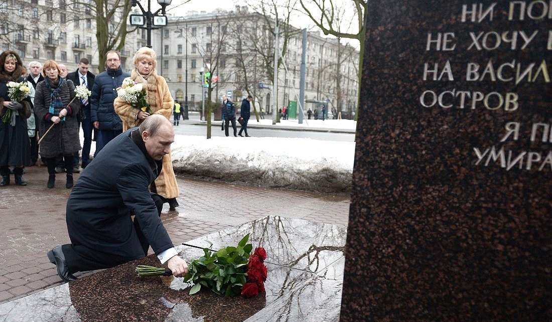Владимир Путин возлагает цветы к памятнику Анатолию Собчаку