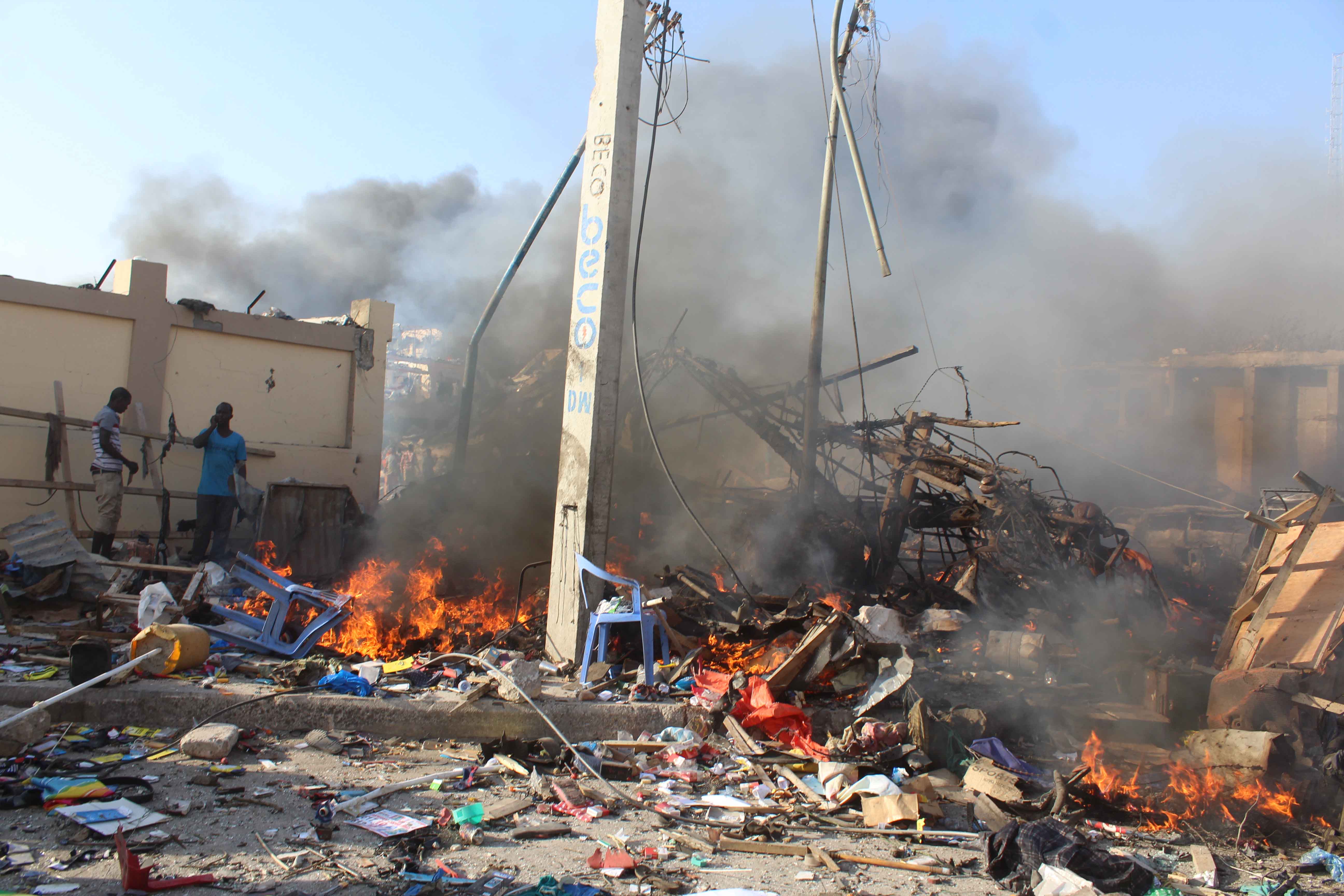 Грузовик, начиненный взрывчаткой, обрушил здание гостиницы, постояльцы оказались погребены под обломками Фото: © GLOBAL LOOK press/Faisal Isse