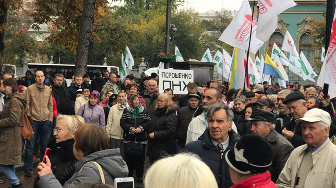 На площади развеваются знамена партии Саакашвили «Рух новых сил», «5.10», «Самопомощи» и других движений undefined