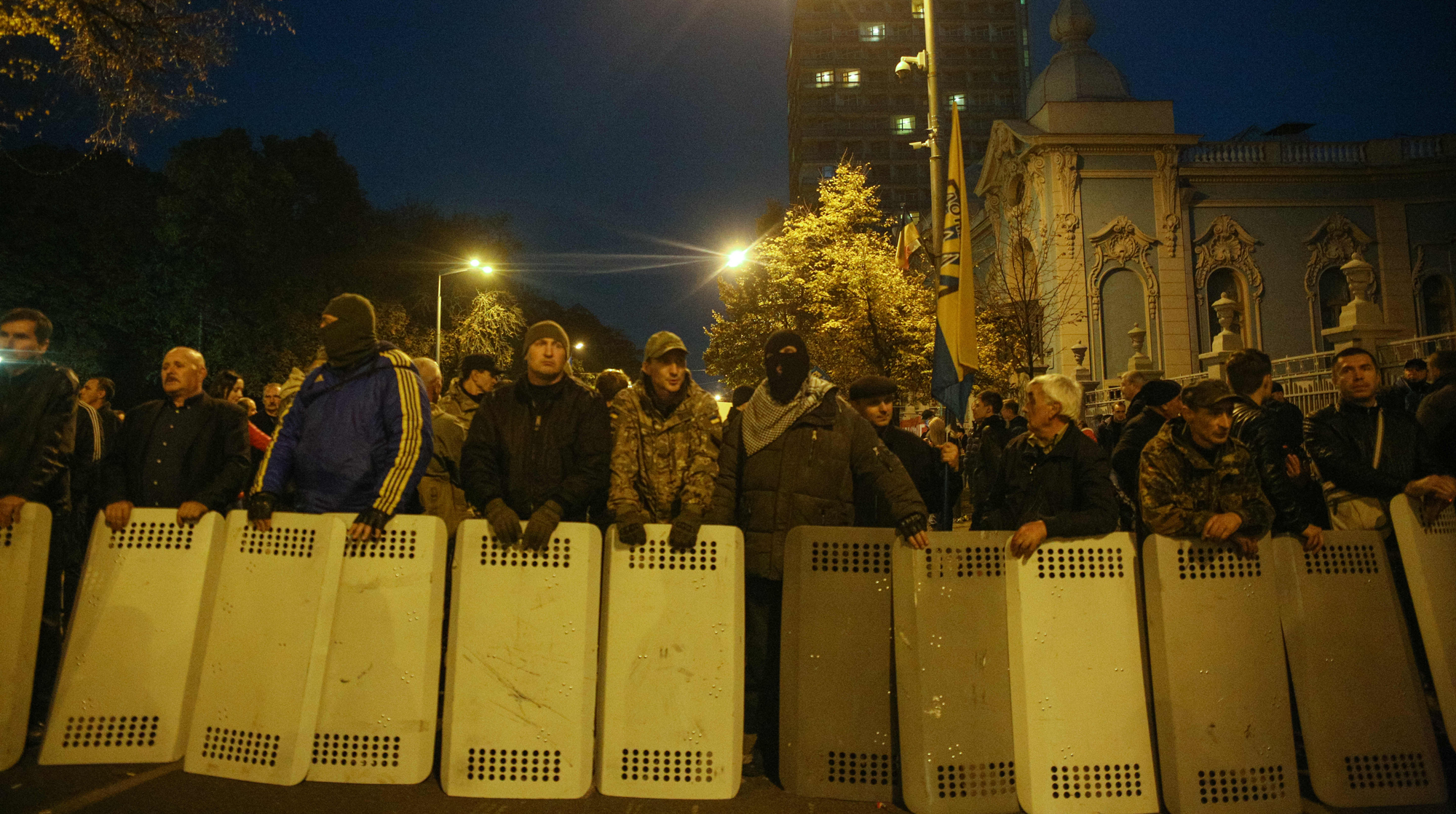 Правоохранительные органы начали применять слезоточивый газ Фото: © GLOBAL LOOK press/Sergii Kharchenko