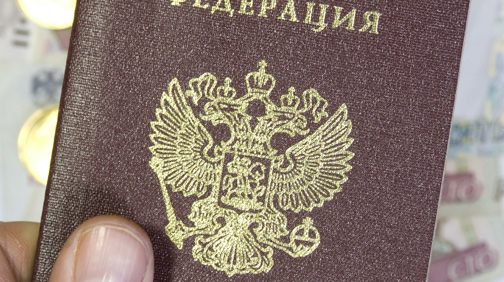 Согласно документу, еще трое несовершеннолетних получат гражданство, после того как присягу дадут их родители Фото: © GLOBAL LOOK press/Sergey Kovalev