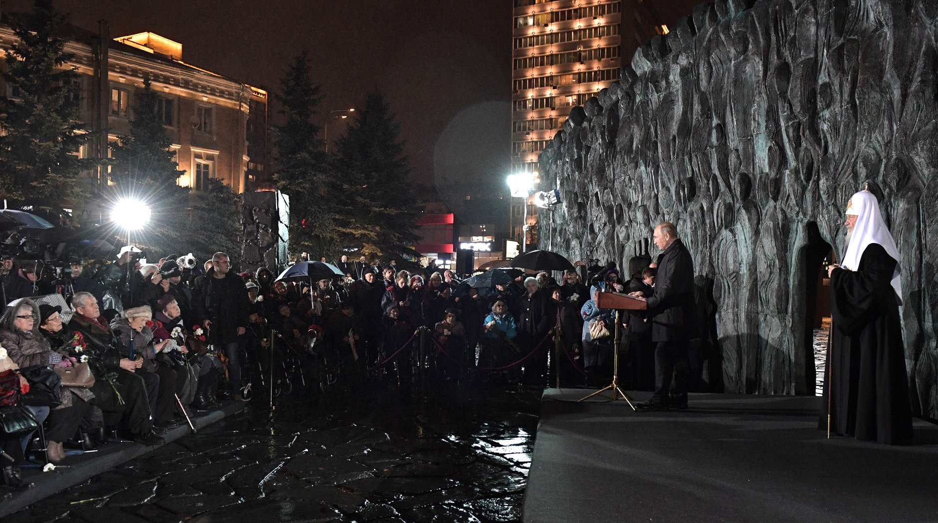 Dailystorm - Путин открыл памятник жертвам политических репрессий