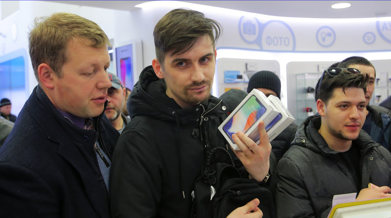 Любители Apple потратили на новый смартфон больше 90 тысяч рублей undefined