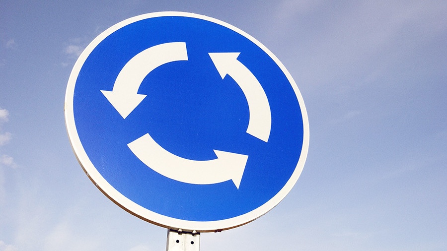 На перекрестке, отмеченном дорожным знаком «Круговое движение», приоритет имеют водители, двигающиеся по кругу Фото: © GLOBAL LOOK press