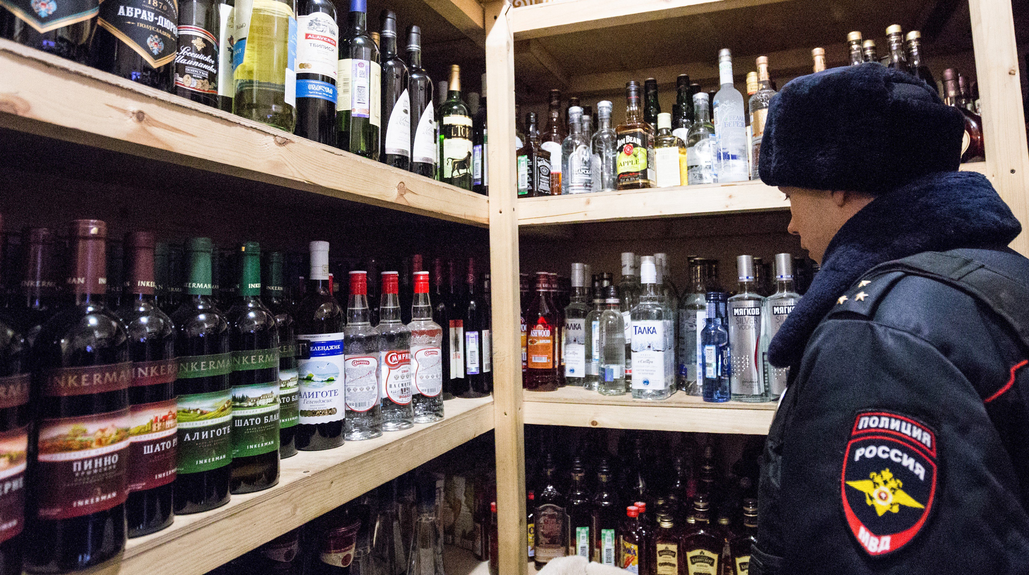 В России предлагают запретить продавать алкоголь клиентам в форменной одежде Фото: © Агентство Москва/Зыков Кирилл
