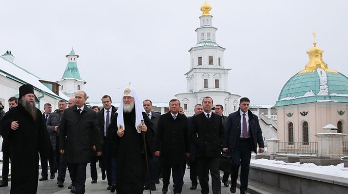 Dailystorm - Медведев засветил свой iPhone X во время поездки в монастырь с Путиным