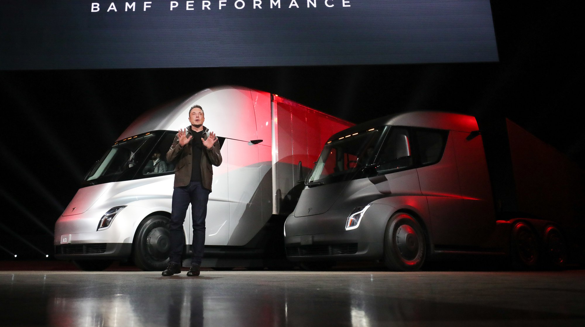 Dailystorm - Илон Маск показал грузовик Tesla Semi и самый быстрый в мире родстер