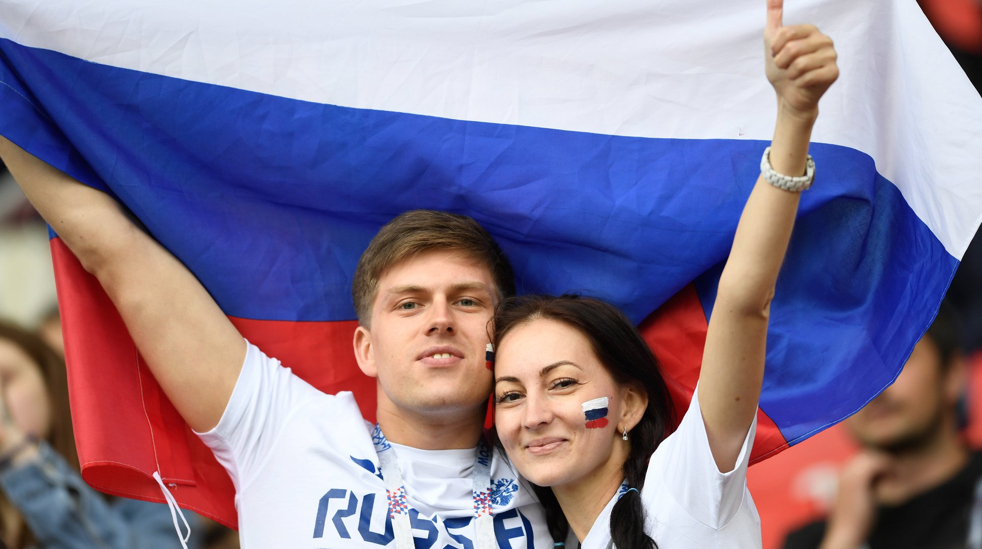 Парень с флагом России