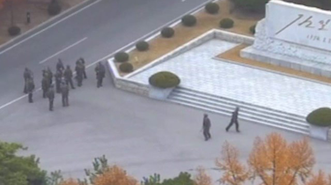 На кадрах видно, как северокорейские солдаты пересекают демаркационную линию undefined