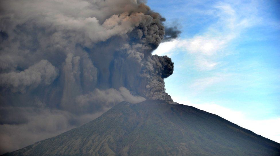 Около 300 граждан РФ будут перевезены на другие индонезийские острова из-за второго за неделю извержения вулкана Агунг undefined
