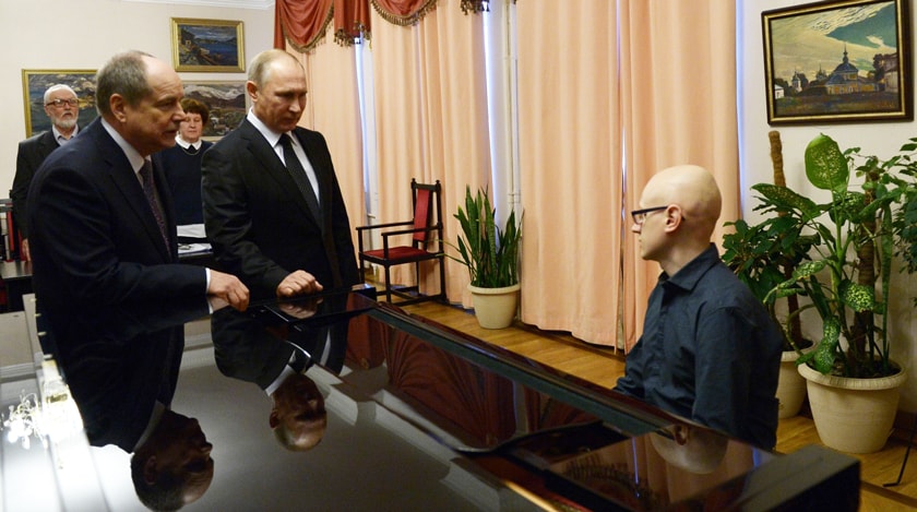 Президент России посетил академию искусств для людей с ограниченными возможностями, где прошла встреча с инвалидами и представителями НКО undefined