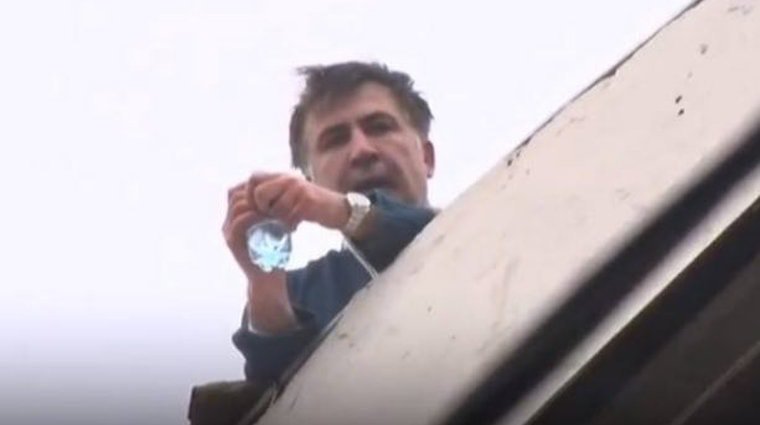 Dailystorm - Спецназ не дал Саакашвили спрыгнуть с крыши