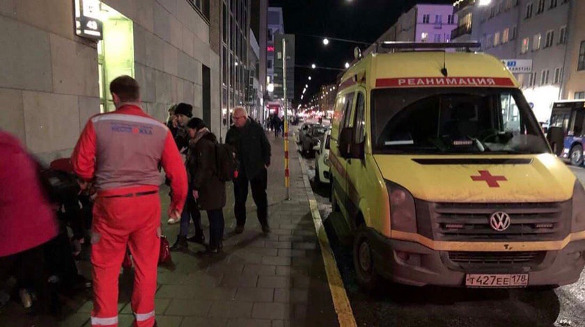 Проезжавшие по улицам шведской столицы парамедики из Петербурга остановились, чтобы помочь прохожему-эпилептику undefined