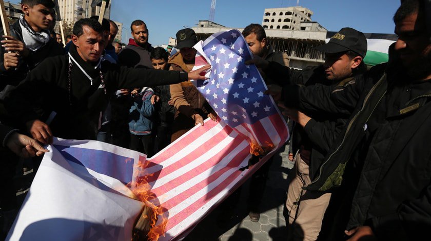 Dailystorm - «Третья Интифада»: протестующие в Иерусалиме жгут флаги США и Израиля