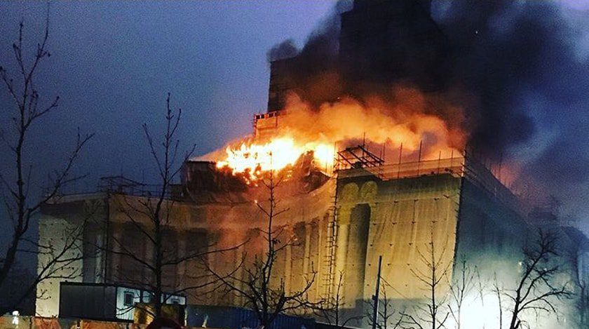 Dailystorm - Стройка с огоньком: в Москве ночью горел главный павильон ВДНХ