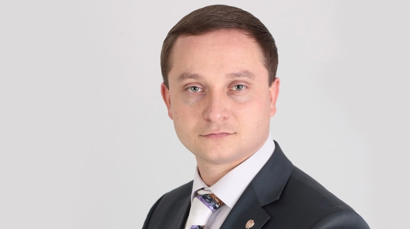 Экс-депутат Госдумы Роман Худяков высоко оценивает свои шансы на победу и призывает сменить старых губернаторов undefined