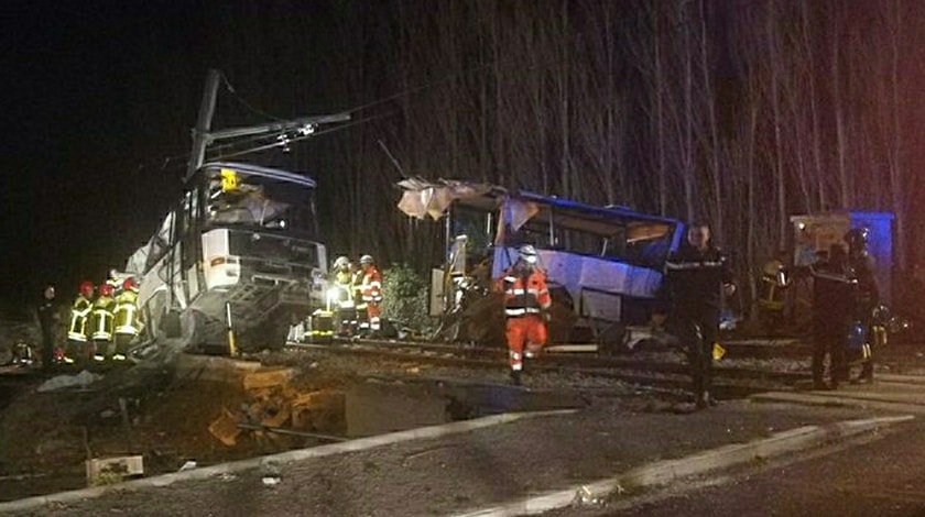Dailystorm - Во Франции при столкновении поезда со школьным автобусом погибли четыре ребенка