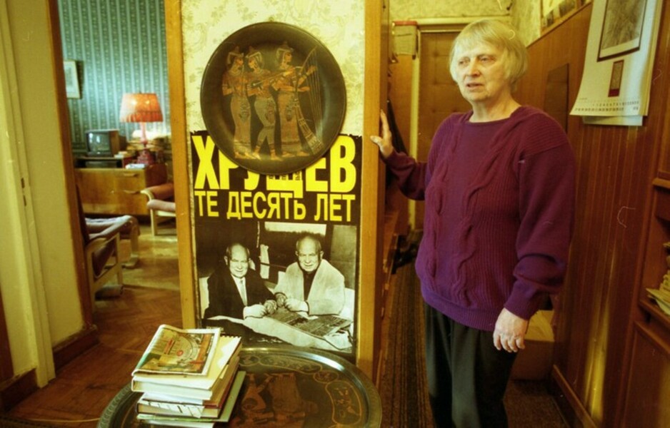 Пожилая женщина не успела отойти, услышав гудки поезда.