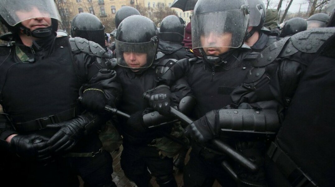 Боец ОМОНа в Санкт-Петербурге получил ранение во время выстраивания линии блокирования