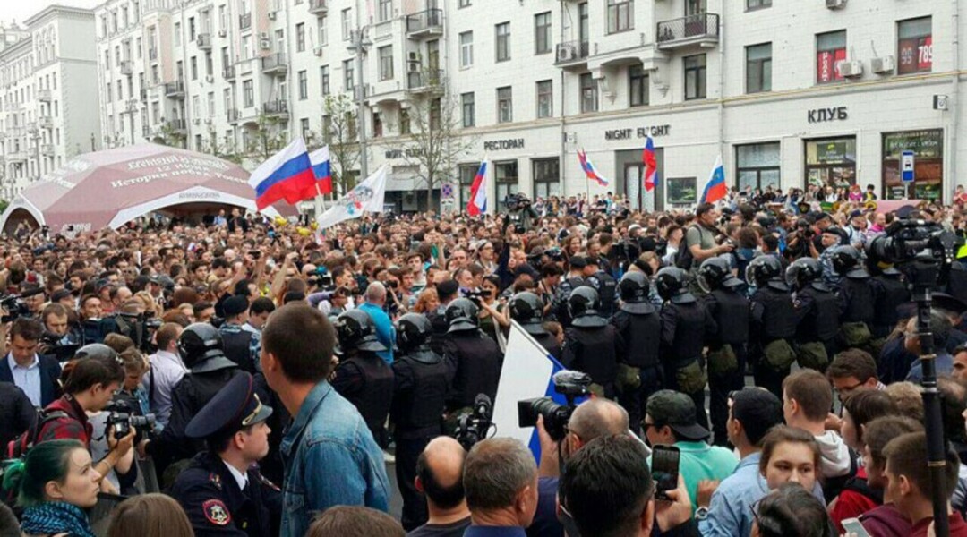 Люди скандируют лозунги против президента