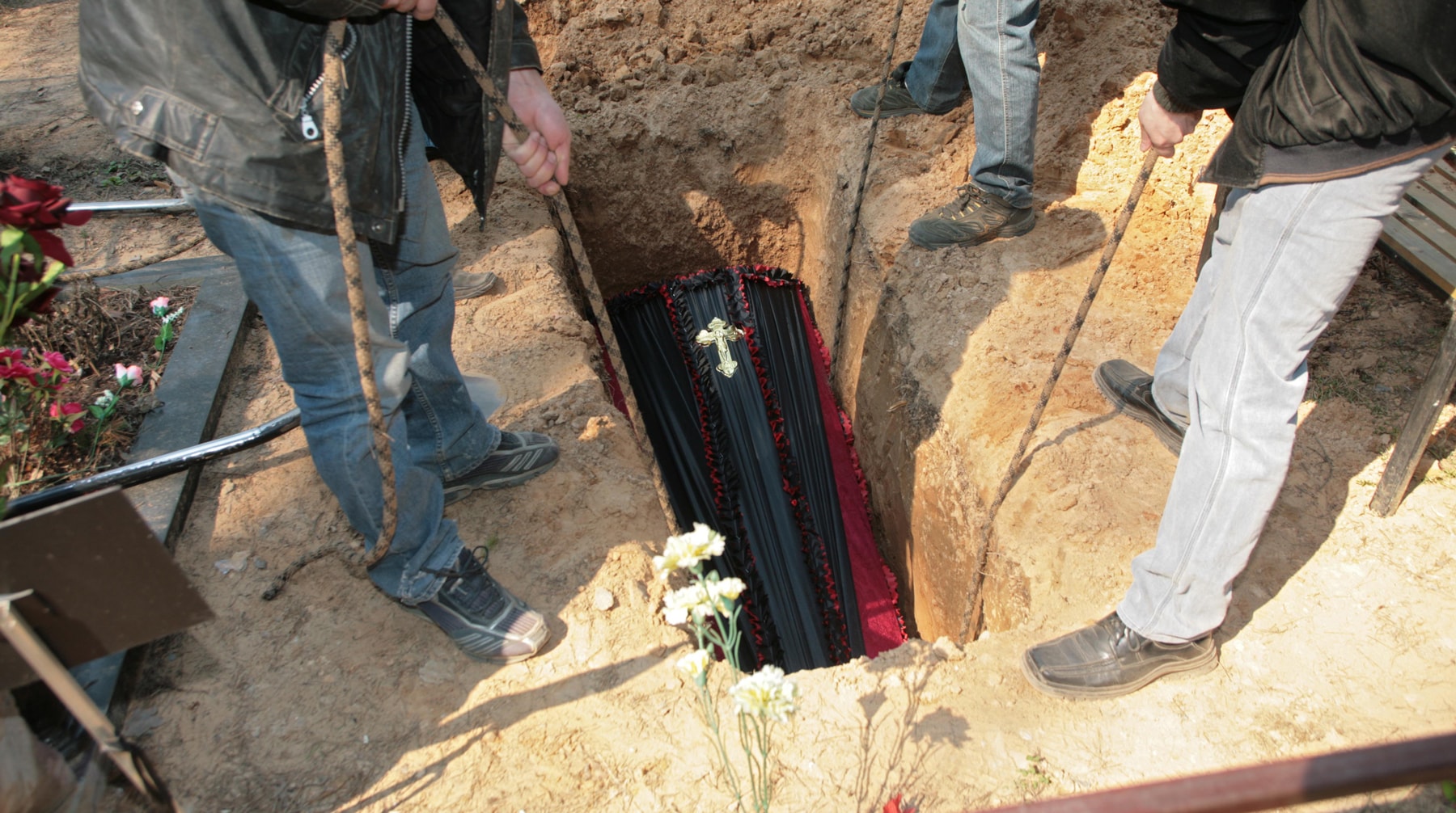 Сколько должна стоять фотография умершего после похорон