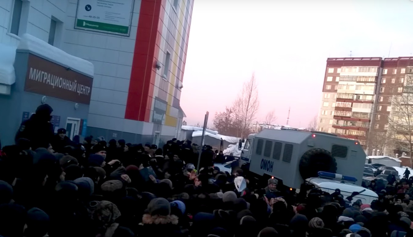 Dailystorm - В Томске ОМОН электрошокерами разогнал толпу мигрантов