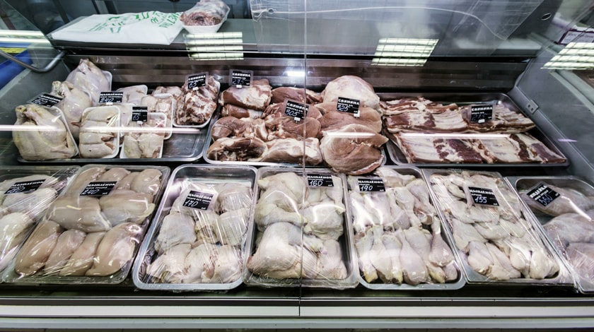 Фабрики накачивают тушки цыплят-бройлеров соляными растворами и антибиотиками, не нарушая закон Фото: © GLOBAL LOOK press/Alexei Gyngazov