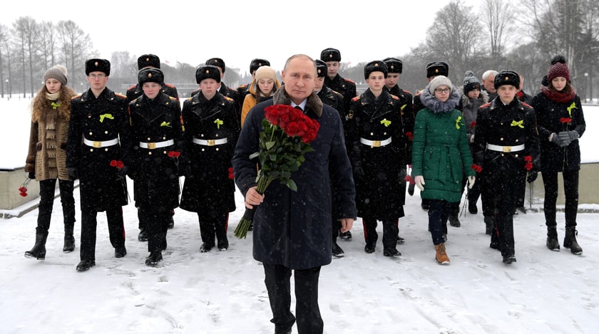 Президент также оставил траурный букет у памятника, посвященного героям, павшим на Невском пятачке undefined